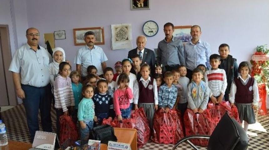 Besni&rsquo;de Suriyeli &Ouml;ğrencilere Kırtasiye Yardımı