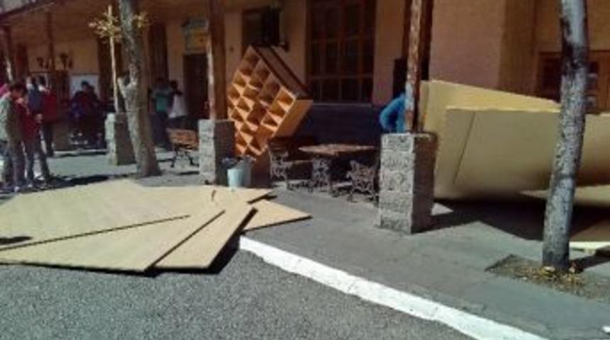 Mesleki Lisede Devrilen Suntalar, 5 &Ouml;ğrenciyi Yaraladı