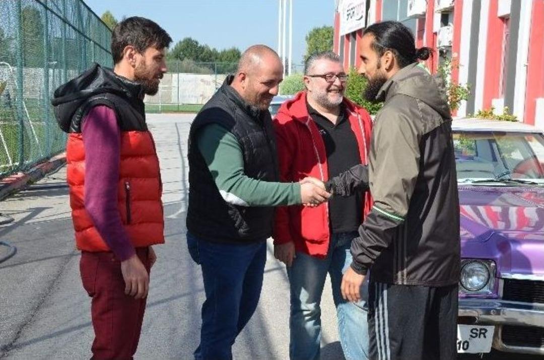 Ma&ccedil;a Giremeyen Taraftarlar, Futbolculara Baklava İkram Etti