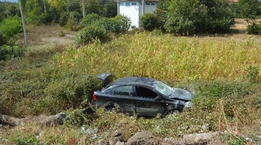 Niksar&rsquo;da İki Otomobil &Ccedil;arpıştı: 4 Yaralı