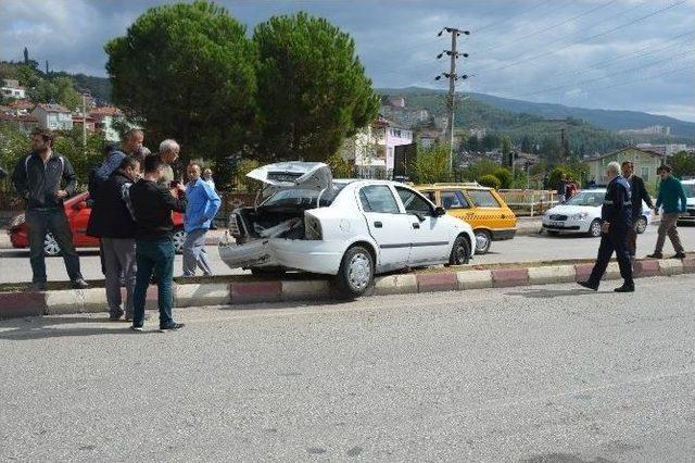 Niksar’da İki Otomobil Çarpıştı: 4 Yaralı