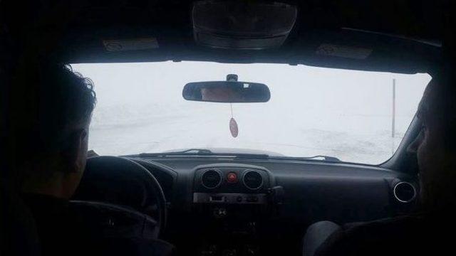 Ardahan - Ardanuç Karayolunda Kar Ve Tipi Dolayısıyla Araçlar Yolda Mahsur Kaldı