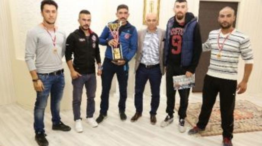 Başarılı Sporculardan Başkan &Ccedil;alışkan&rsquo;a Ziyaret