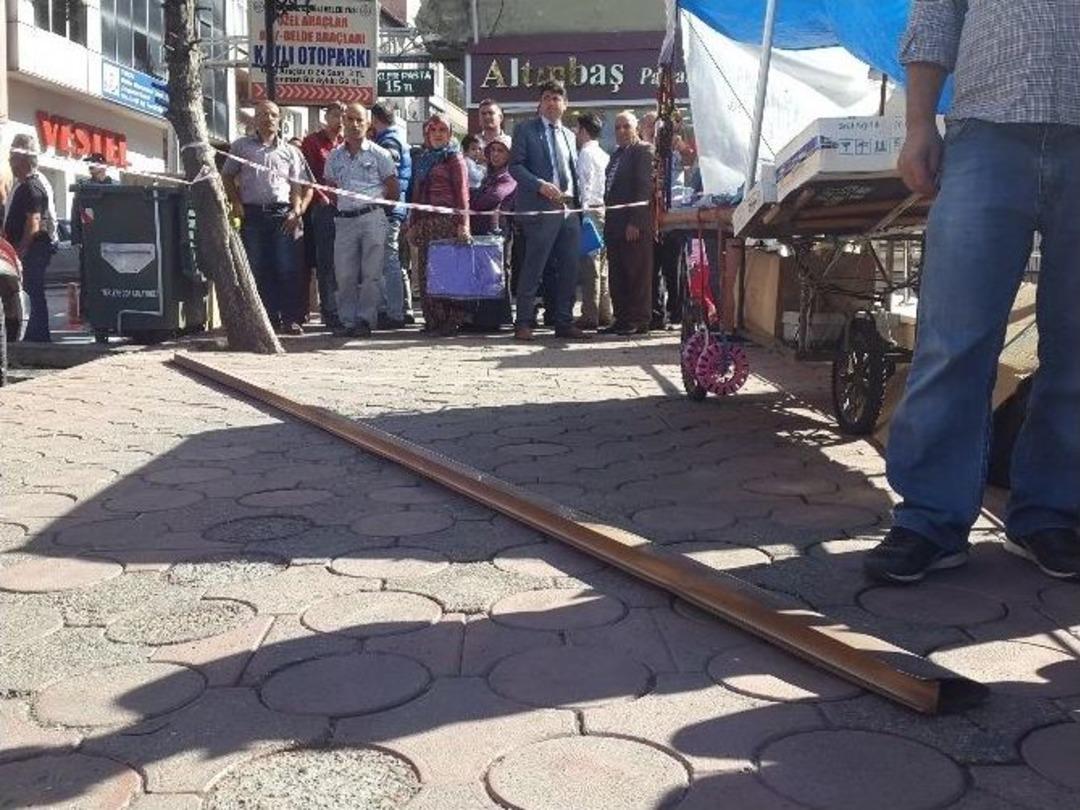 Kaldırımda Y&uuml;r&uuml;yen Anne-kızın Kafasına Profil Direk D&uuml;şt&uuml;