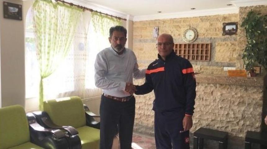 Nevşehirspor Teknik Direkt&ouml;rl&uuml;k İ&ccedil;in Tahir &Ccedil;opur İle Anlaştı