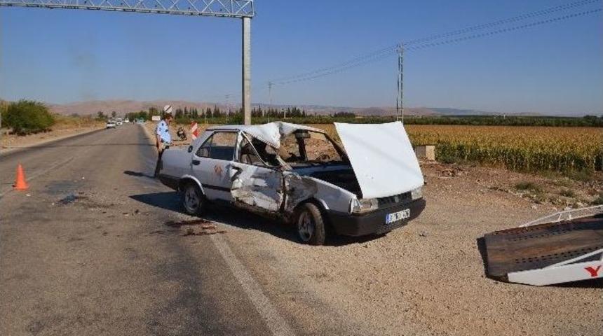 Otomobil İle &Ccedil;arpışan Motosikletin S&uuml;r&uuml;c&uuml;s&uuml; &Ouml;ld&uuml;