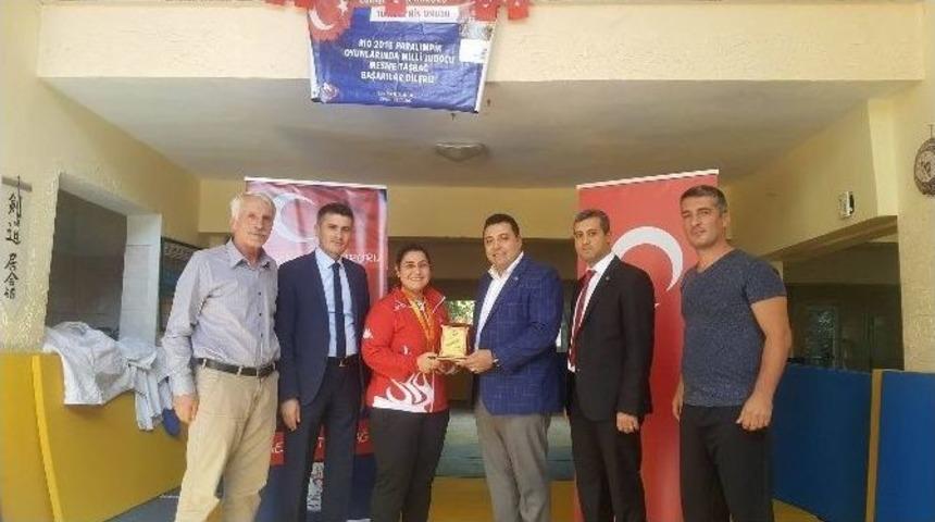 Sağlık-sen&rsquo;den Mesme Taşbağ&rsquo;a Plaket