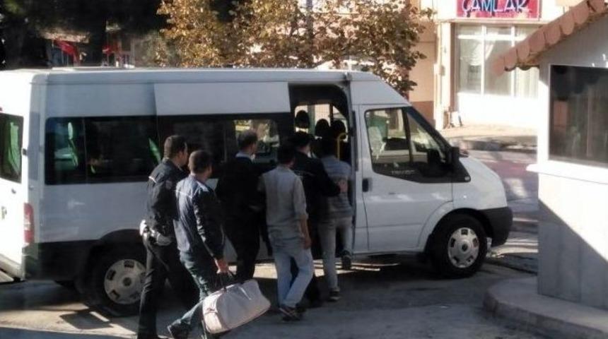 &Ccedil;ocuk Parkında Uyuşturucu Madde Kullanan 3 Kişi Tutuklandı