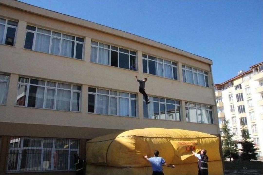 Matematik &Ouml;ğretmeni Tatbikatta &Ouml;ğrencilere El Sallayarak Okulun 2&rsquo;nci Katından Aşağı Atladı