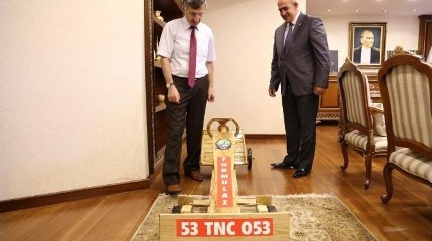 Formulaz Birincisi Tahta Araba Valilikte Sergilenecek