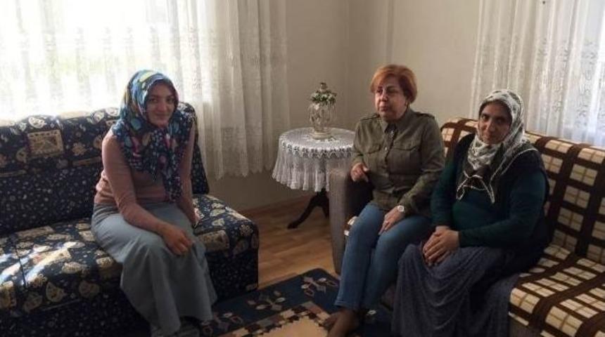 Bayan Kam&ccedil;ı İhtiya&ccedil; Sahibi Aileleri Ziyaret Ediyor