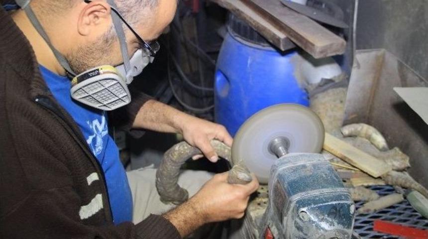 (&ouml;zel Haber) Kurbanlık Hayvanların Boynuzlarını Sanat Eserine D&ouml;n&uuml;şt&uuml;r&uuml;yor