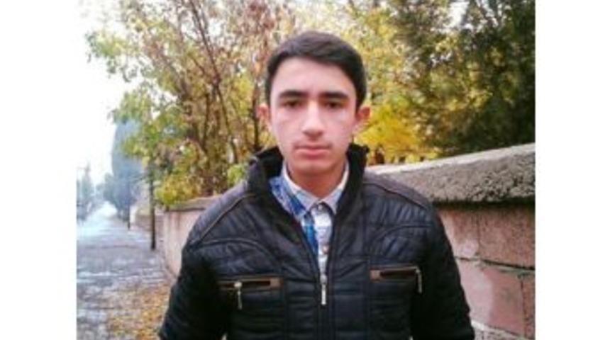 Tır&rsquo;ın &Ccedil;arptığı Gen&ccedil; &Ouml;ld&uuml;