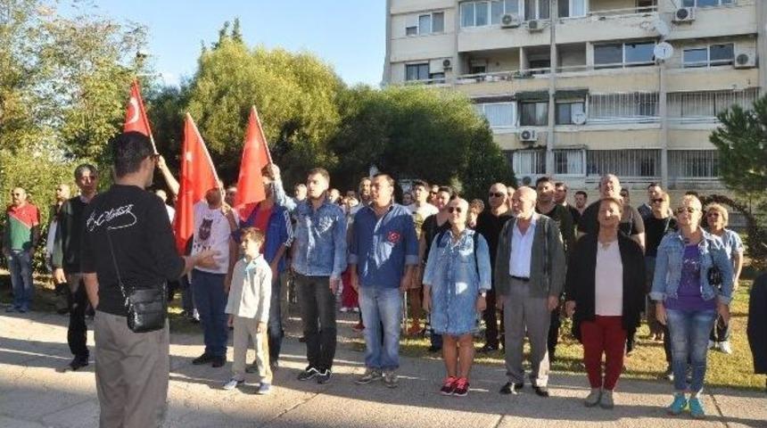 Okul M&uuml;d&uuml;r&uuml;ne Tepki İ&ccedil;in Veliler Okul &Ouml;n&uuml;nde &rsquo;andımızı&rsquo; Okudu