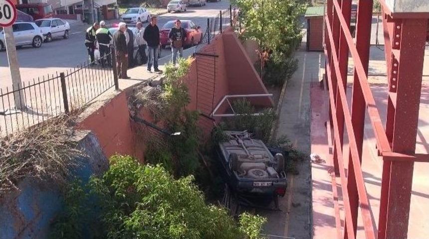 Kontrolden &Ccedil;ıkan Ara&ccedil; Okul Bah&ccedil;esine U&ccedil;tu