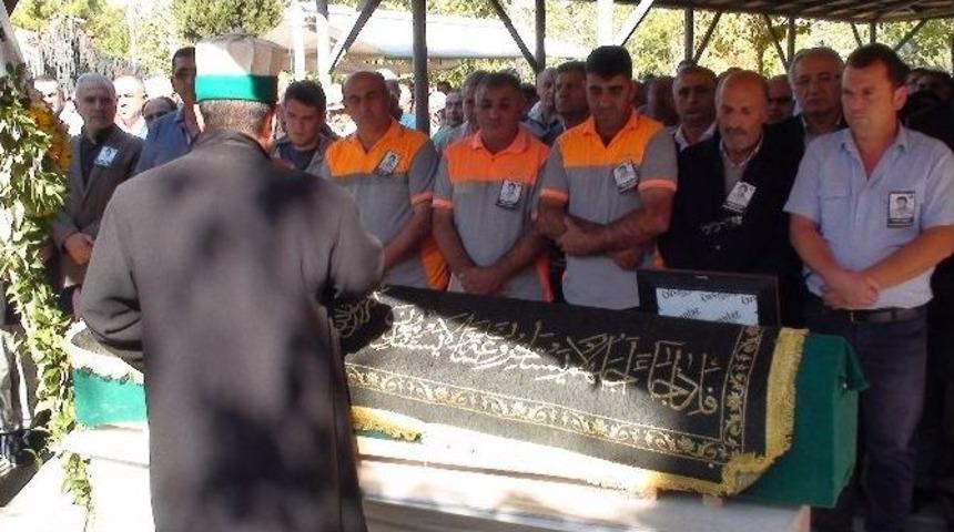 Beton Mikserinin Altında Kalan İş&ccedil;inin Cenazesini Mesai Arkadaşları Omuzladı