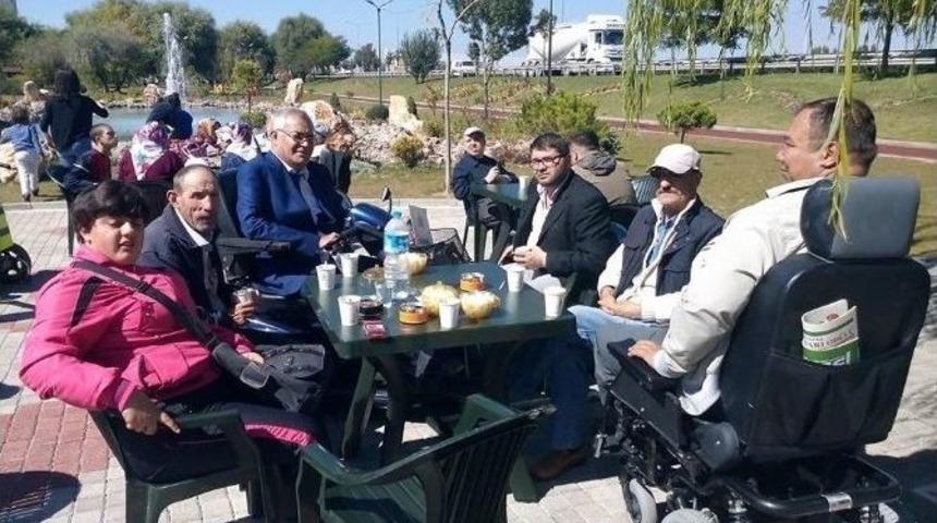 Boz&uuml;y&uuml;k Engelliler Derneği&rsquo;nden &lsquo;sosyal Hayatta Engel Yok&rsquo; Etkinliği