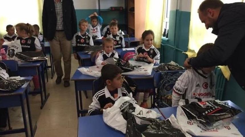 Osmaneli Beşiktaşlılar Derneği Ve İstanbul Bejeka (lı) Sporseverler Derneği &Ccedil;ocukları Mutlu Etti