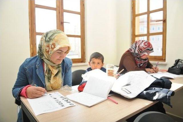 Akmek Yaz Sezonunda 782 Kişiye Kurs Verdi