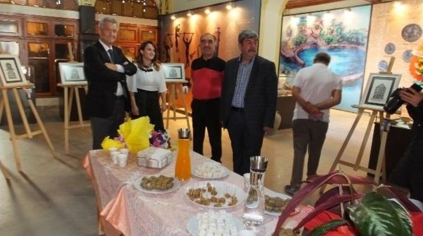 Tez Konusu Mezar Taşlarının Karakalem Resimlerini Yapıp Sergiledi