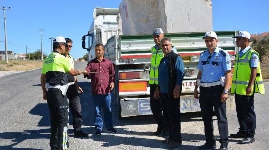 Polis, Reflekt&ouml;r Dağıttı