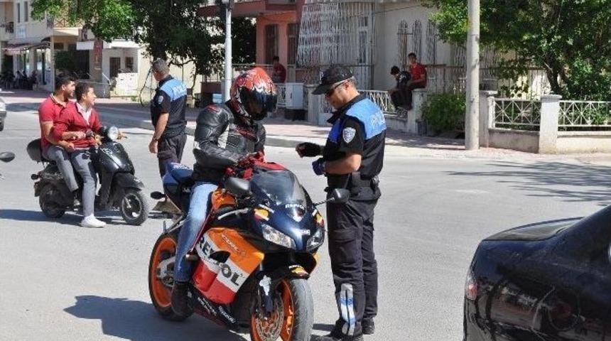 Korkuteli&rsquo;nde Motosiklet S&uuml;r&uuml;c&uuml;lerine Sıkı Takip