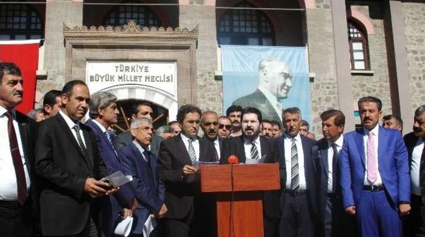 K&uuml;rt Aşiret Liderleri, Emekli Albayın A&ccedil;ıklamalarına Tepki G&ouml;sterdi