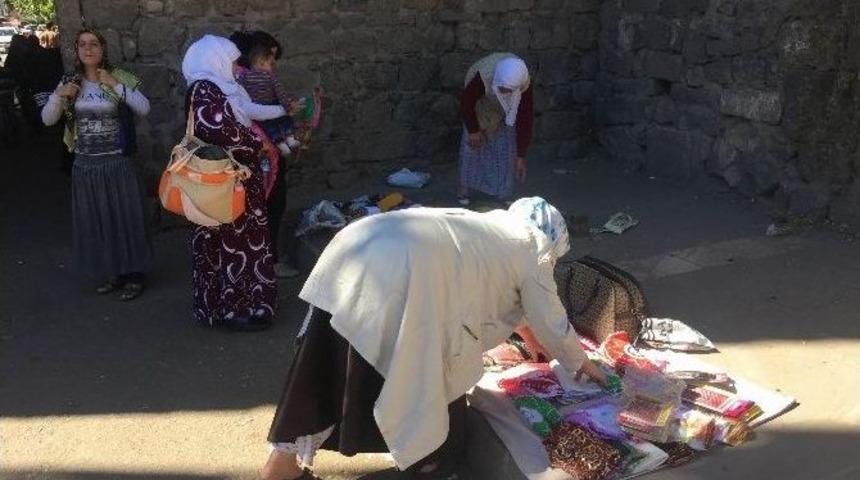 60 Yaşındaki Kadın Evde Yaptığı &Uuml;r&uuml;nleri Satarak Ailesini Ge&ccedil;indiriyor