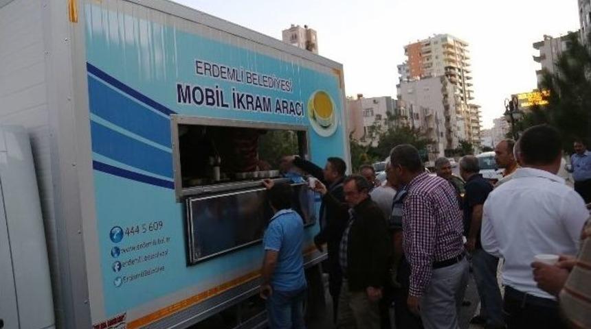 Erdemli Belediyesi, Sabah Namazında Vatandaşa &Ccedil;orba Dağıtıyor