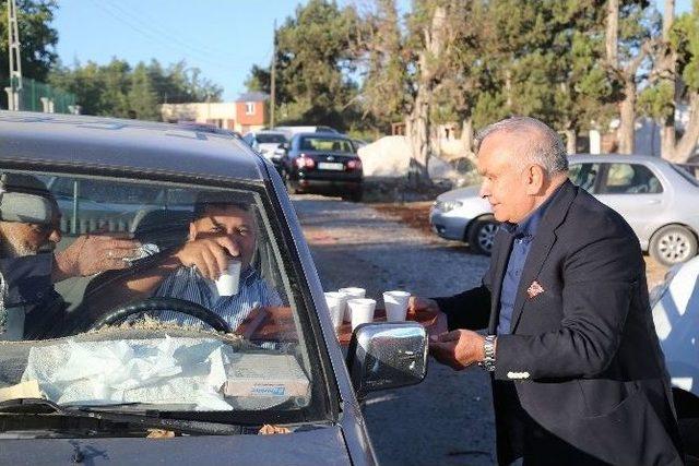 Erdemli Belediyesi, Sabah Namazında Vatandaşa Çorba Dağıtıyor