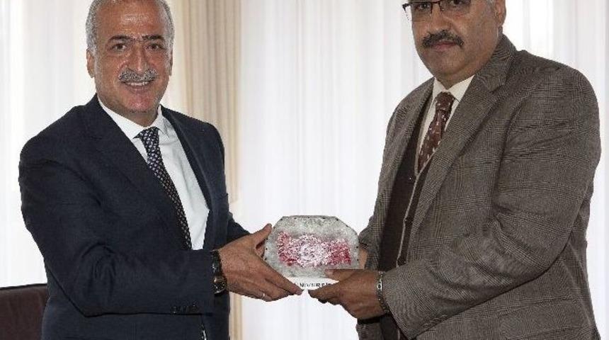 Rekt&ouml;r &Ccedil;omaklı&rsquo;ya Meslektaşı Yılmaz&rsquo;dan Tebrik Ziyareti