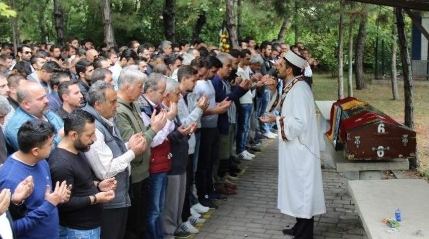 &rsquo;yasak Aşk&rsquo; Kovalamacasında Otomobilin &Ccedil;arptığı Gen&ccedil;, Son Yolculuğuna Uğurlandı