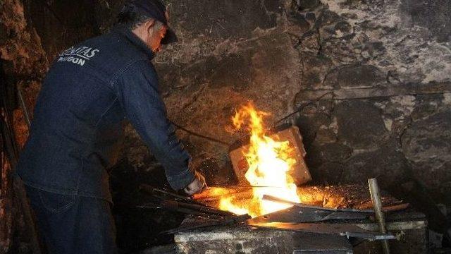 Mesleğinin Unutulmaması İçin Oğlunu Usta Yaptı