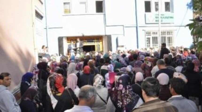 Afyonkarahisar&rsquo;da Sokağa Taşan M&uuml;lakat Kuyruğu