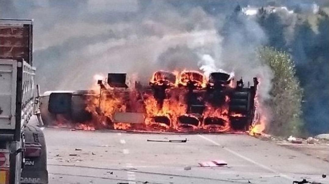 Alkol Y&uuml;kl&uuml; Tanker Kaza Sonrası Alev Alev Yandı