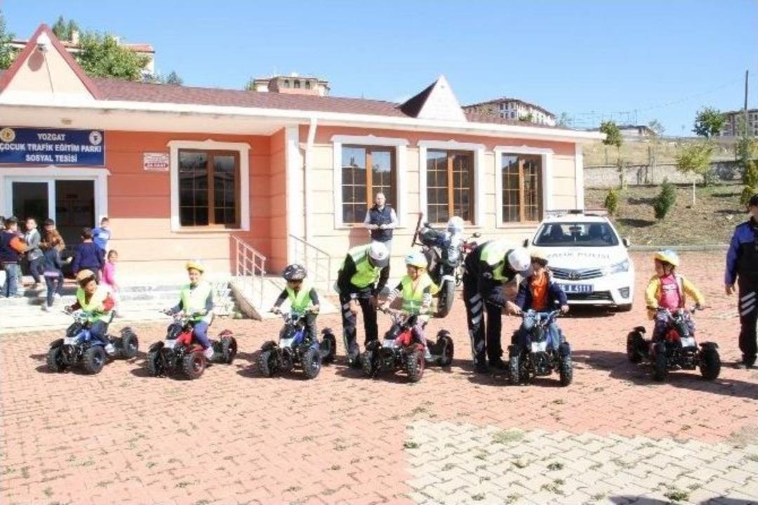 Yozgat&rsquo;ta &Ouml;ğrenciler Trafik Eğitim Parkında Hem Eğleniyor, Hem De Trafik Kurallarını &Ouml;ğreniyor