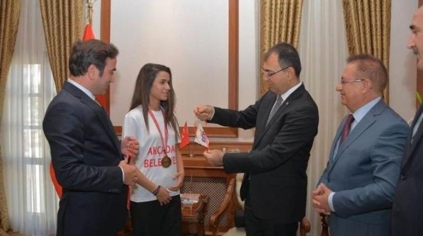 Şampiyon Boks&ouml;rden Vali Toprak&rsquo;a Ziyaret