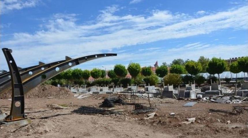 Üniversitede Otopark Gölgelik Yapımları Devam Ediyor