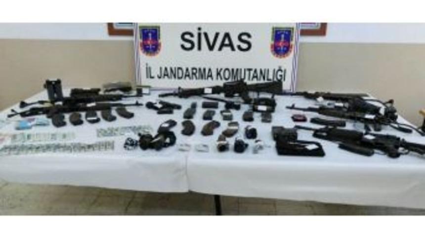 Ter&ouml;ristlerin &Uuml;zerinden Para Ve Silah &Ccedil;ıktı
