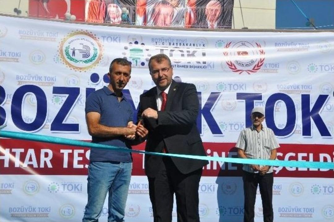 Boz&uuml;y&uuml;k&rsquo;te Toki Konutları Hak Sahiplerine Teslim Edilmeye Başlandı