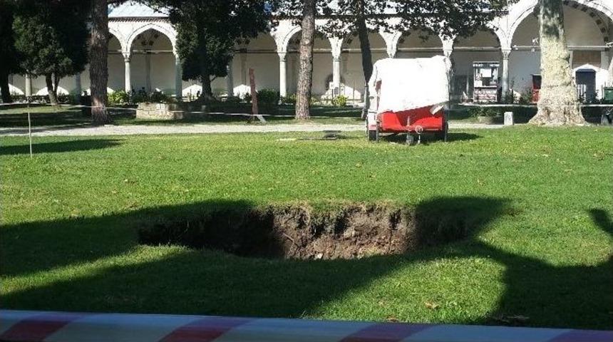 Topkapı Sarayı Bahçesinde Üç Metrelik Çukur