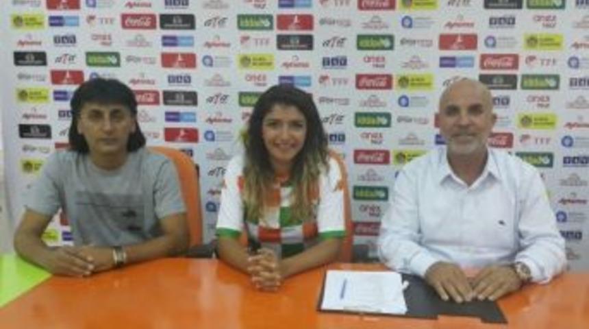 Alanyaspor Kız Futbol Okulu A&ccedil;ıldı