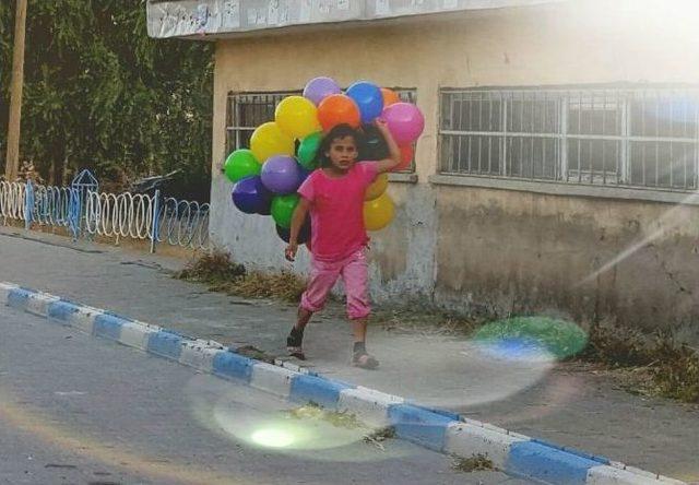 Suriyeli Kızın Balon Sevinci