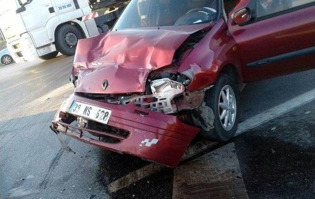 Kaza Yapan Otomobile Başka Bir Otomobil Çarptı: 2 Yaralı