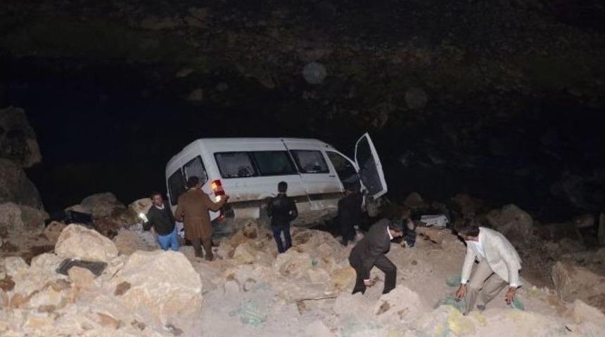 Y&uuml;ksekova&rsquo;da Tır İle Minib&uuml;s &Ccedil;arpıştı: 4 &Ouml;l&uuml;, 11 Yaralı