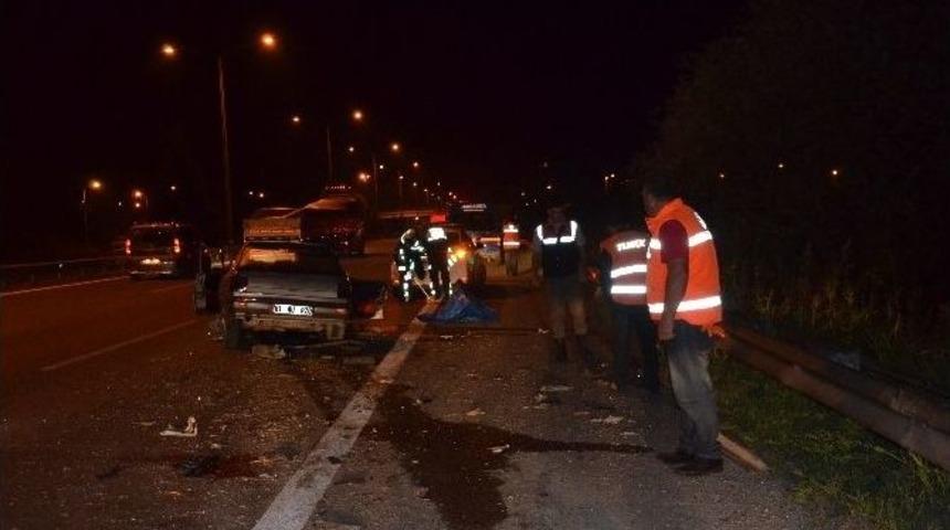 Tem Otoyolunda Karayolları Ekiplerine Otomobil &Ccedil;arptı: 5 Yaralı