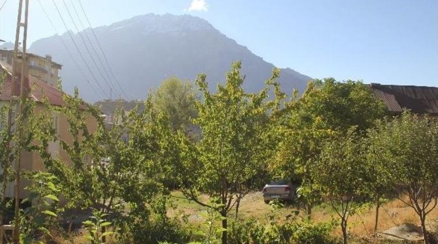 Hakkari&rsquo;nin Y&uuml;ksek Kesimlerine Yılın İlk Karı Yağdı