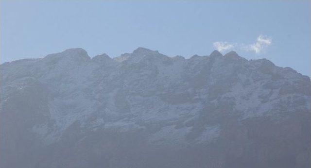 Hakkari&rsquo;nin Y&uuml;ksek Kesimlerine Yılın İlk Karı Yağdı 1