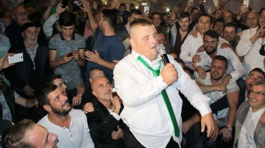 Down Sendromlu Gence G&ouml;r&uuml;lmemiş Doğum G&uuml;n&uuml; Kutlaması