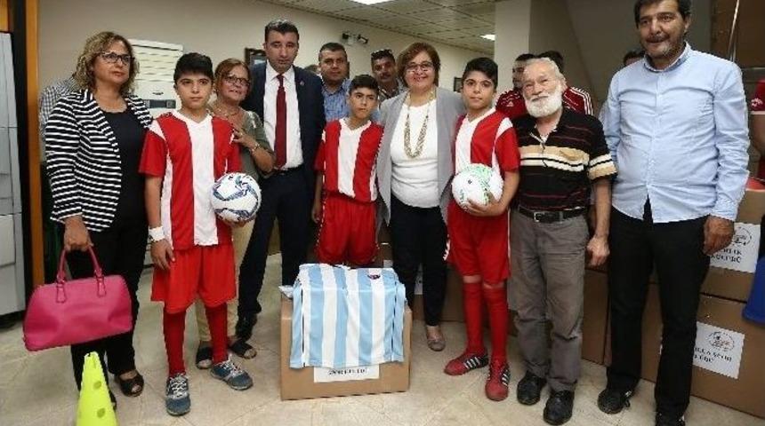 Amat&ouml;r&uuml;n Y&uuml;z&uuml; Konak&rsquo;ta G&uuml;l&uuml;yor